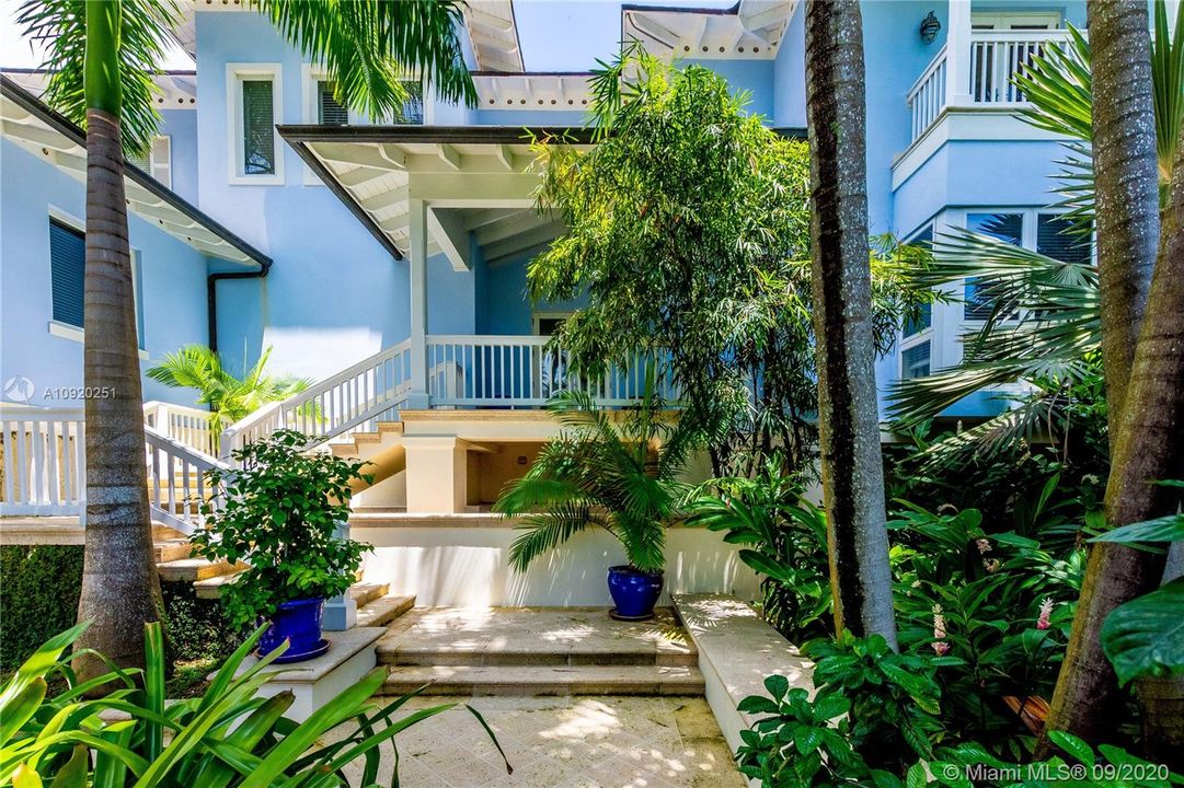 Vendido Recientemente: $7,200,000 (7 camas, 6 baños, 6993 Pies cuadrados)