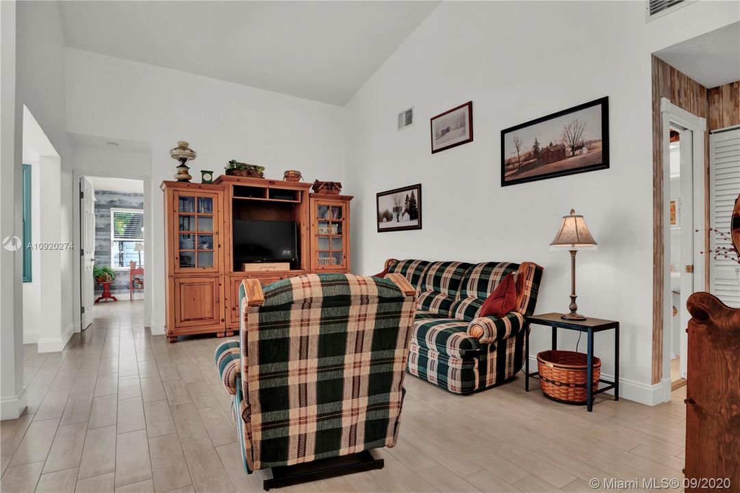 Vendido Recientemente: $265,000 (2 camas, 2 baños, 1285 Pies cuadrados)