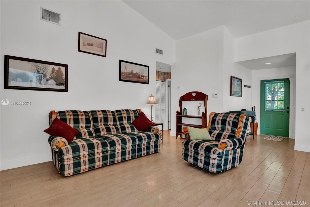 Vendido Recientemente: $265,000 (2 camas, 2 baños, 1285 Pies cuadrados)