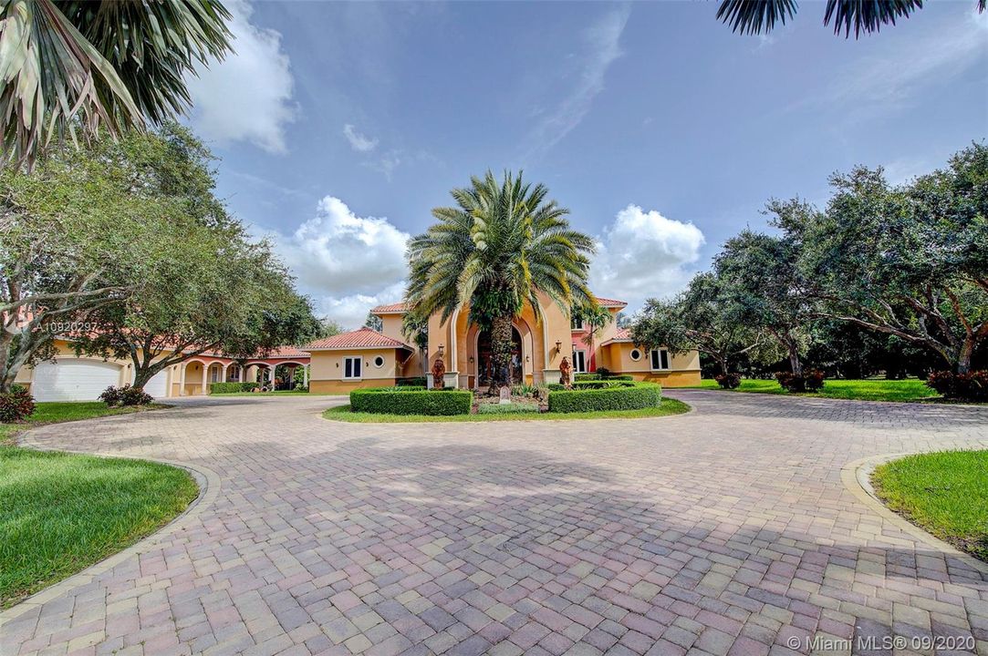 Recently Sold: $3,150,000 (7 beds, 5 baths, 11819 Square Feet)