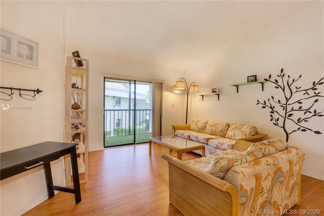 Recently Sold: $148,000 (2 beds, 2 baths, 907 Square Feet)