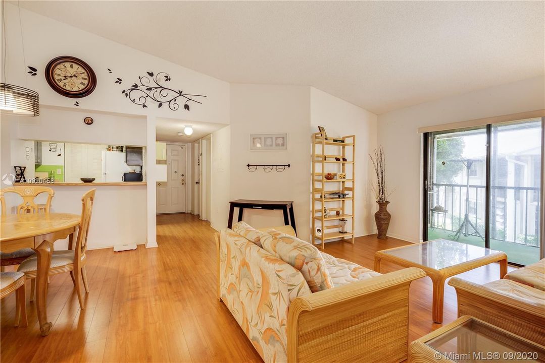 Recently Sold: $148,000 (2 beds, 2 baths, 907 Square Feet)