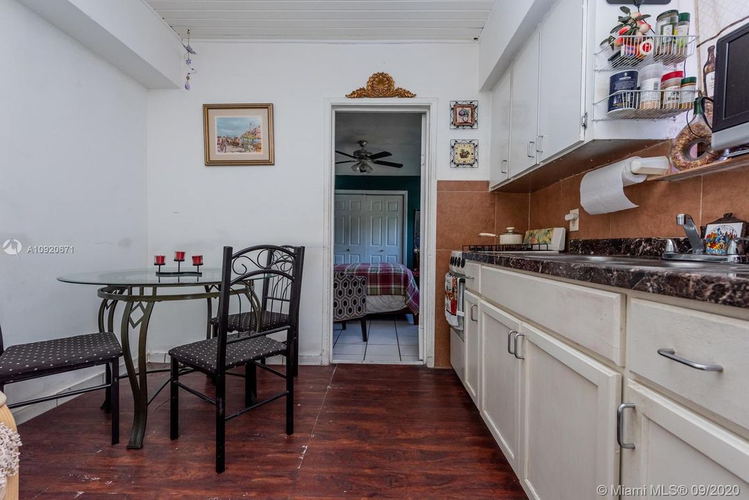 Недавно продано: $575,000 (6 спален, 4 ванн, 2679 Квадратных фут)