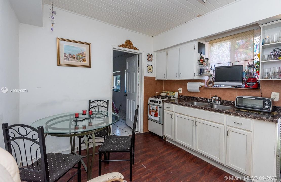 Недавно продано: $575,000 (6 спален, 4 ванн, 2679 Квадратных фут)
