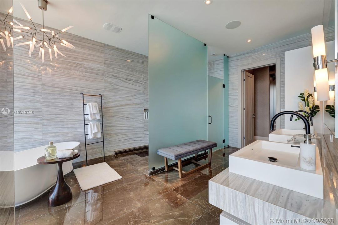 最近售出: $12,995,000 (4 贝兹, 5 浴室, 0 平方英尺)