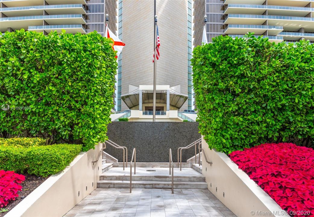 Recently Sold: $4,495,000 (3 beds, 3 baths, 2840 Square Feet)