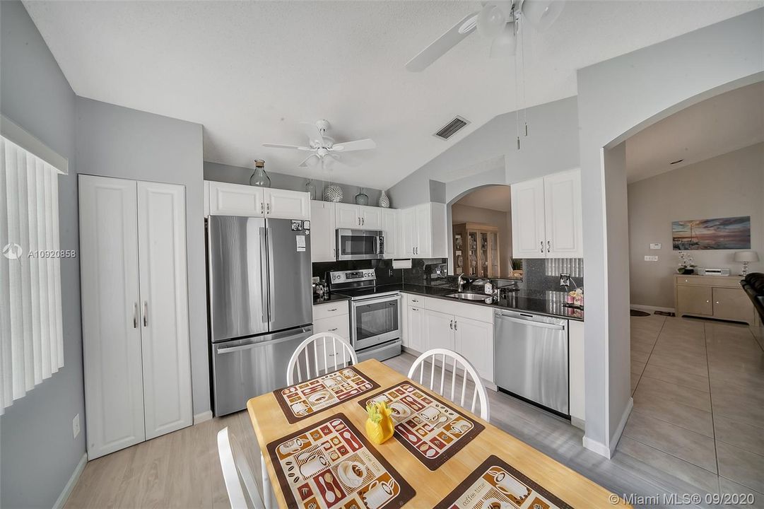 Vendido Recientemente: $300,000 (3 camas, 2 baños, 1386 Pies cuadrados)