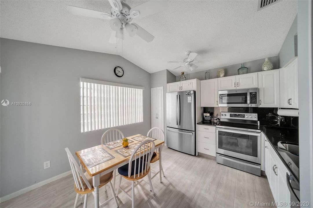 Vendido Recientemente: $300,000 (3 camas, 2 baños, 1386 Pies cuadrados)