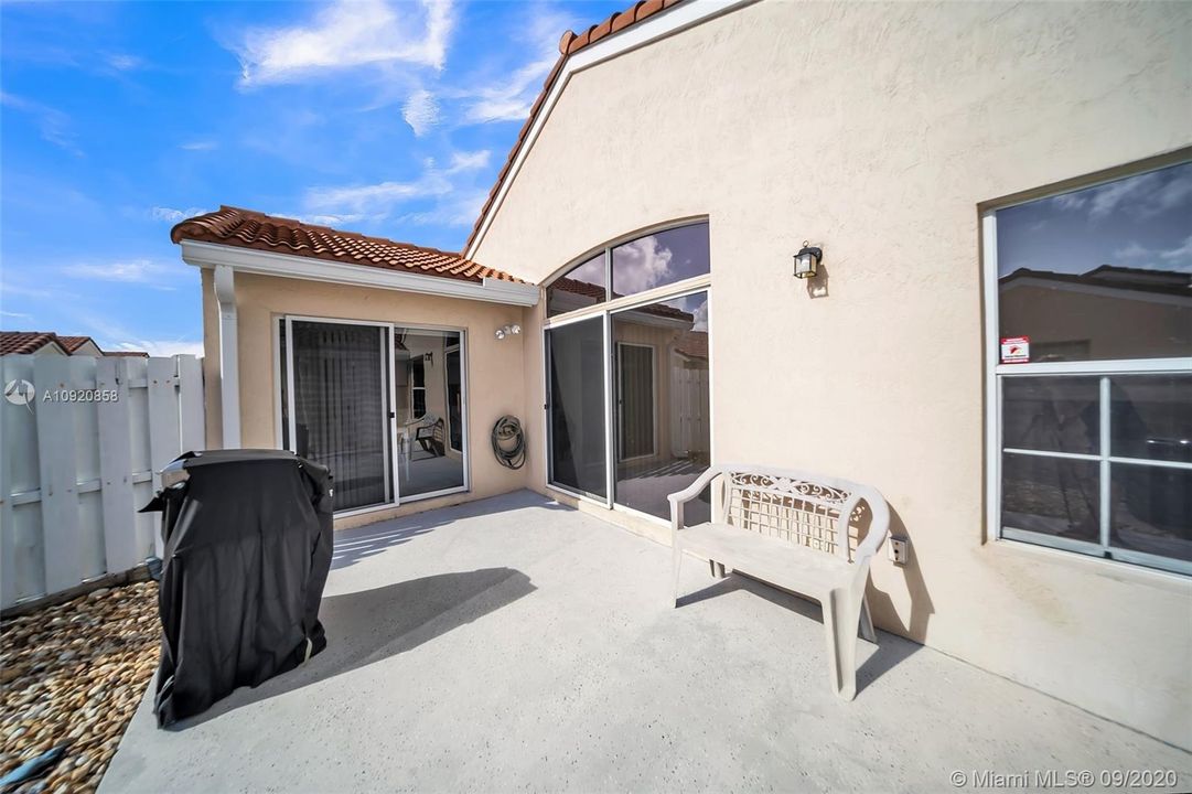 Vendido Recientemente: $300,000 (3 camas, 2 baños, 1386 Pies cuadrados)