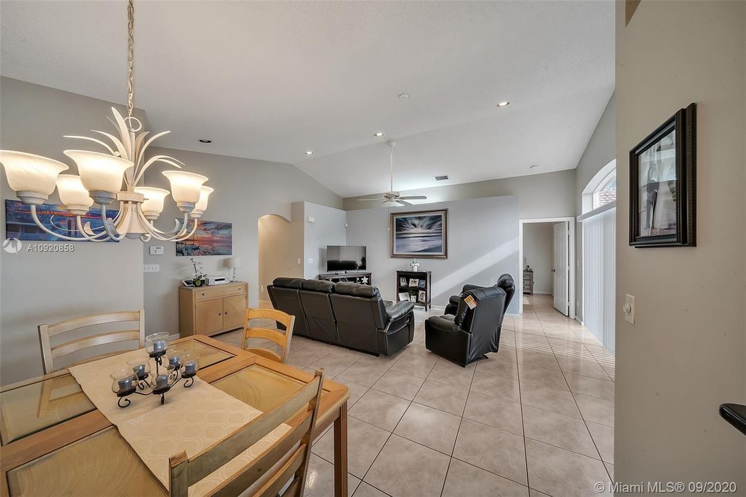 Vendido Recientemente: $300,000 (3 camas, 2 baños, 1386 Pies cuadrados)