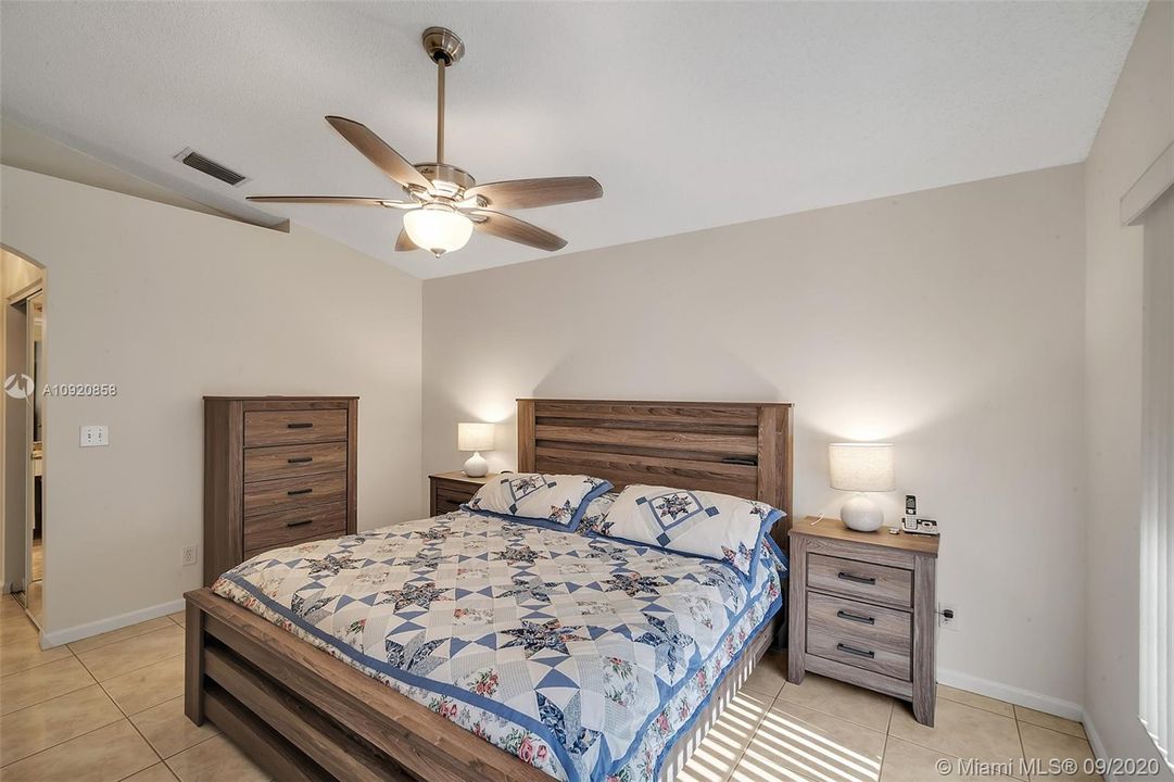 Vendido Recientemente: $300,000 (3 camas, 2 baños, 1386 Pies cuadrados)