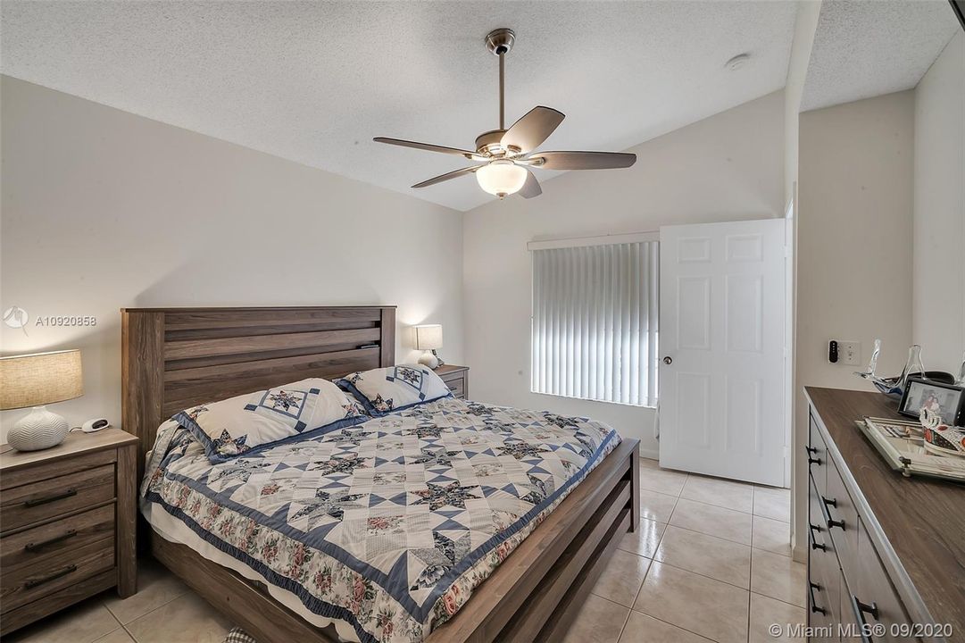 Vendido Recientemente: $300,000 (3 camas, 2 baños, 1386 Pies cuadrados)