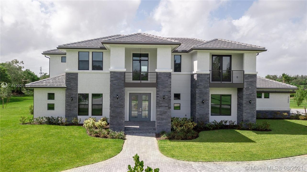 Recently Sold: $2,490,000 (5 beds, 5 baths, 5158 Square Feet)