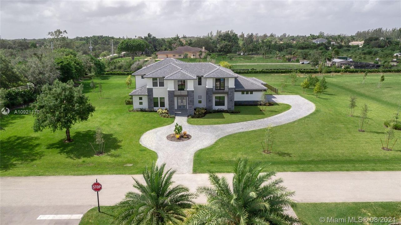 Recently Sold: $2,490,000 (5 beds, 5 baths, 5158 Square Feet)