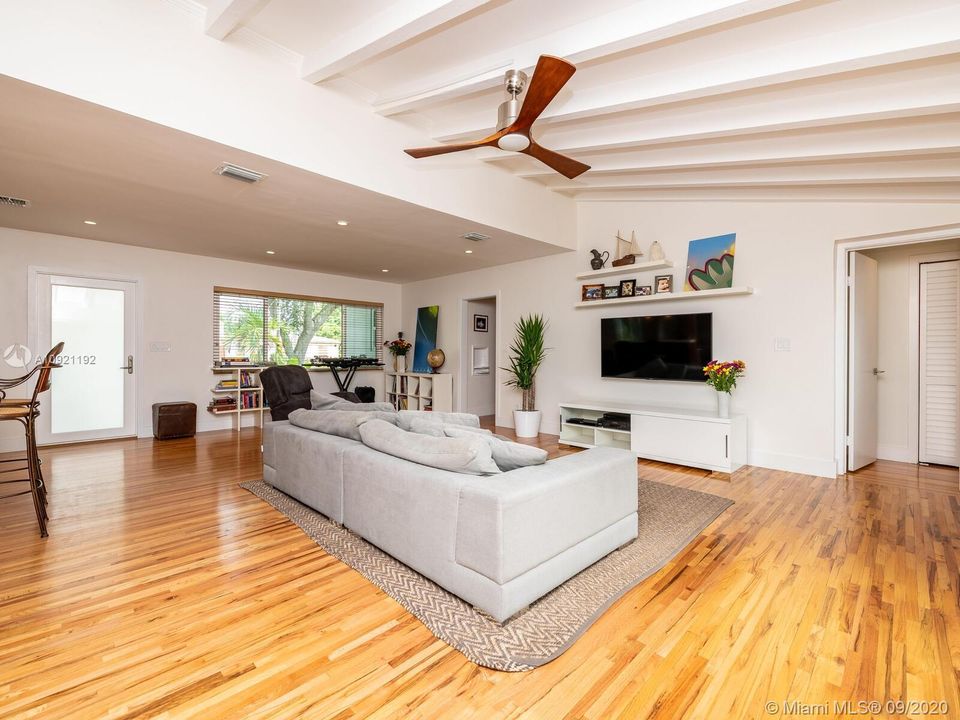 Vendido Recientemente: $672,000 (3 camas, 2 baños, 1798 Pies cuadrados)