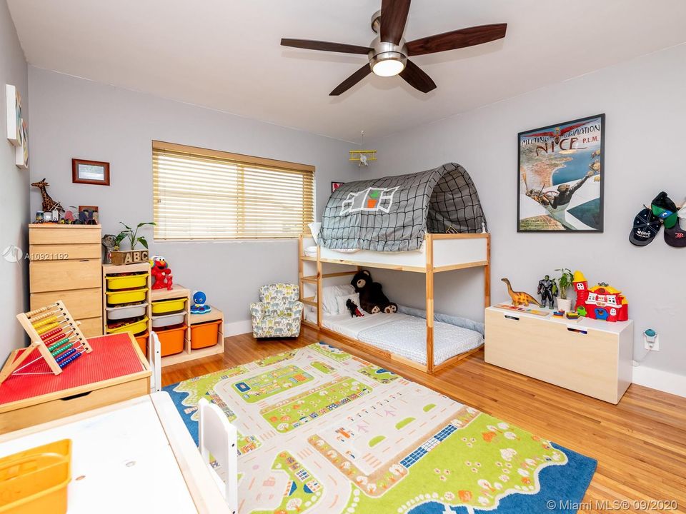 Vendido Recientemente: $672,000 (3 camas, 2 baños, 1798 Pies cuadrados)