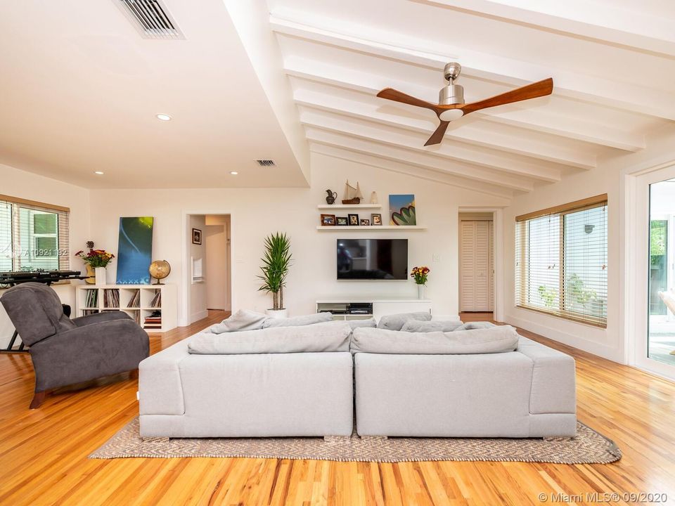 Vendido Recientemente: $672,000 (3 camas, 2 baños, 1798 Pies cuadrados)