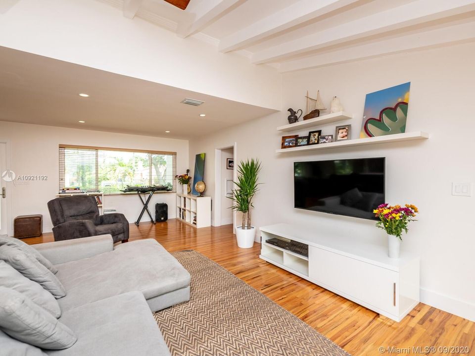 Vendido Recientemente: $672,000 (3 camas, 2 baños, 1798 Pies cuadrados)