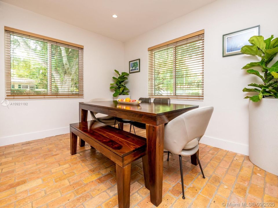 Vendido Recientemente: $672,000 (3 camas, 2 baños, 1798 Pies cuadrados)