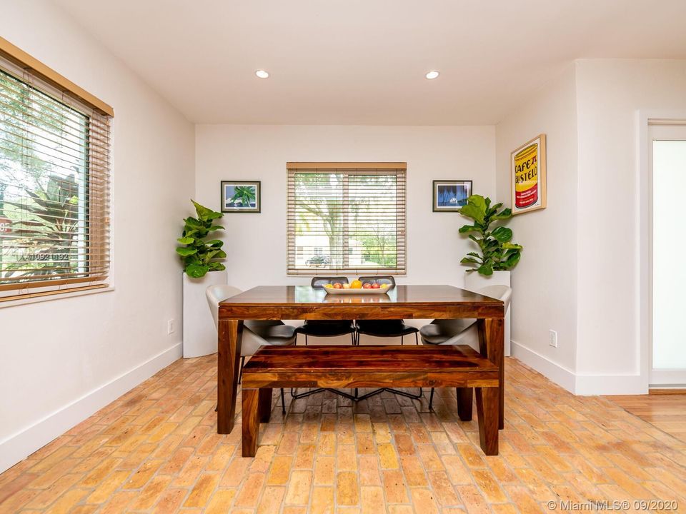 Vendido Recientemente: $672,000 (3 camas, 2 baños, 1798 Pies cuadrados)