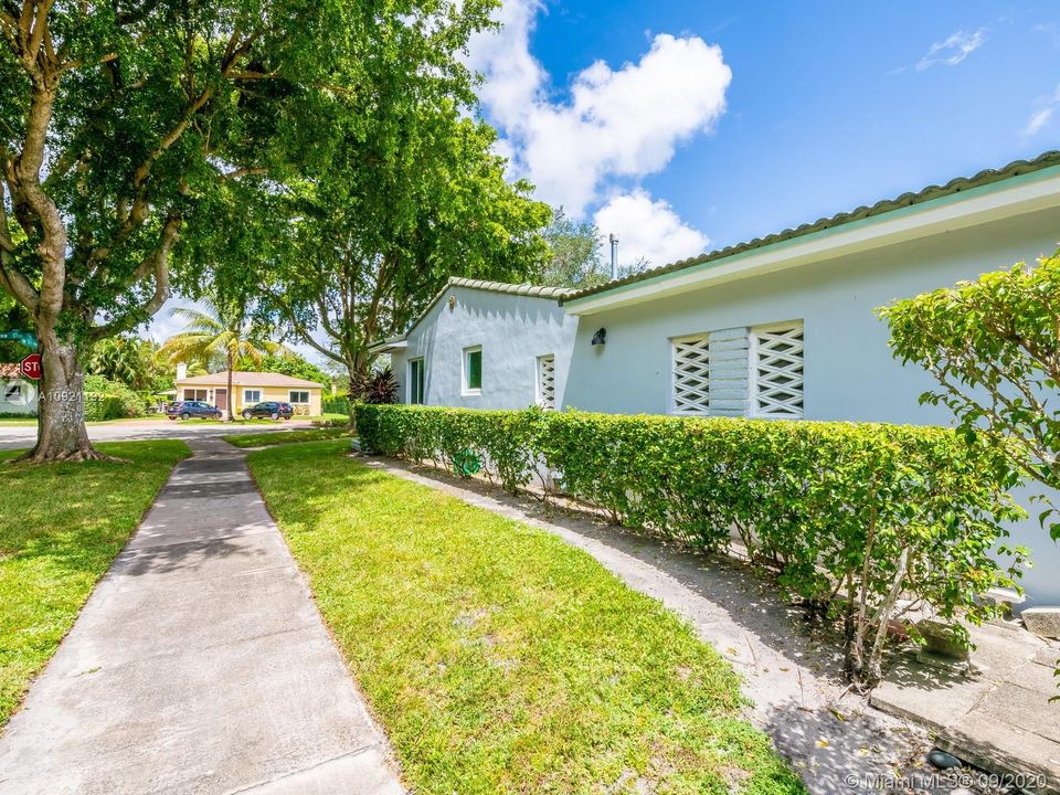 Vendido Recientemente: $672,000 (3 camas, 2 baños, 1798 Pies cuadrados)