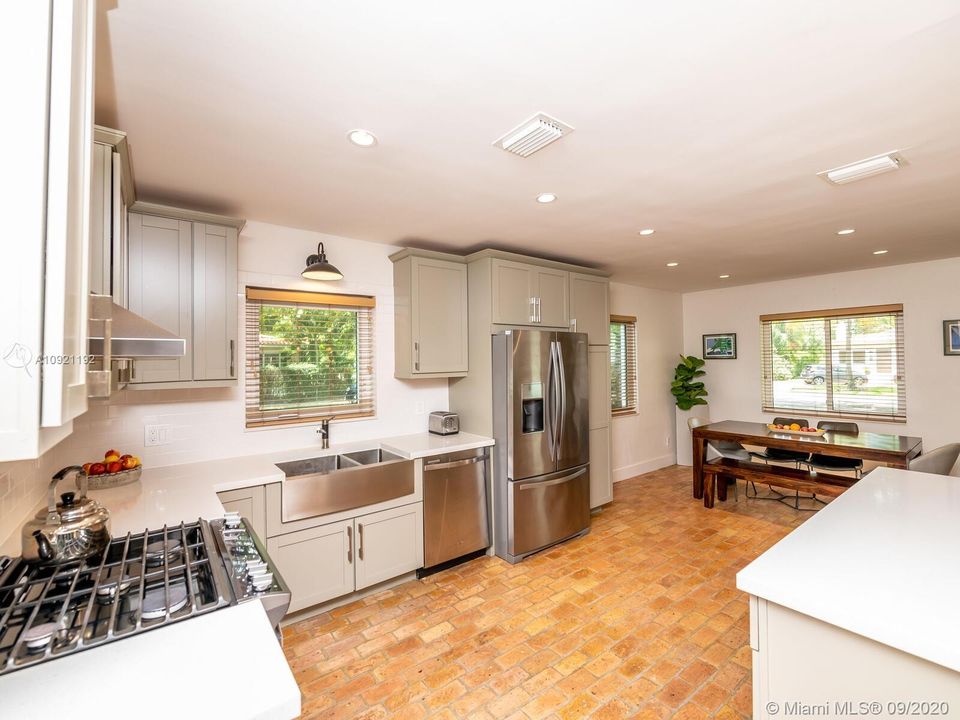 Vendido Recientemente: $672,000 (3 camas, 2 baños, 1798 Pies cuadrados)