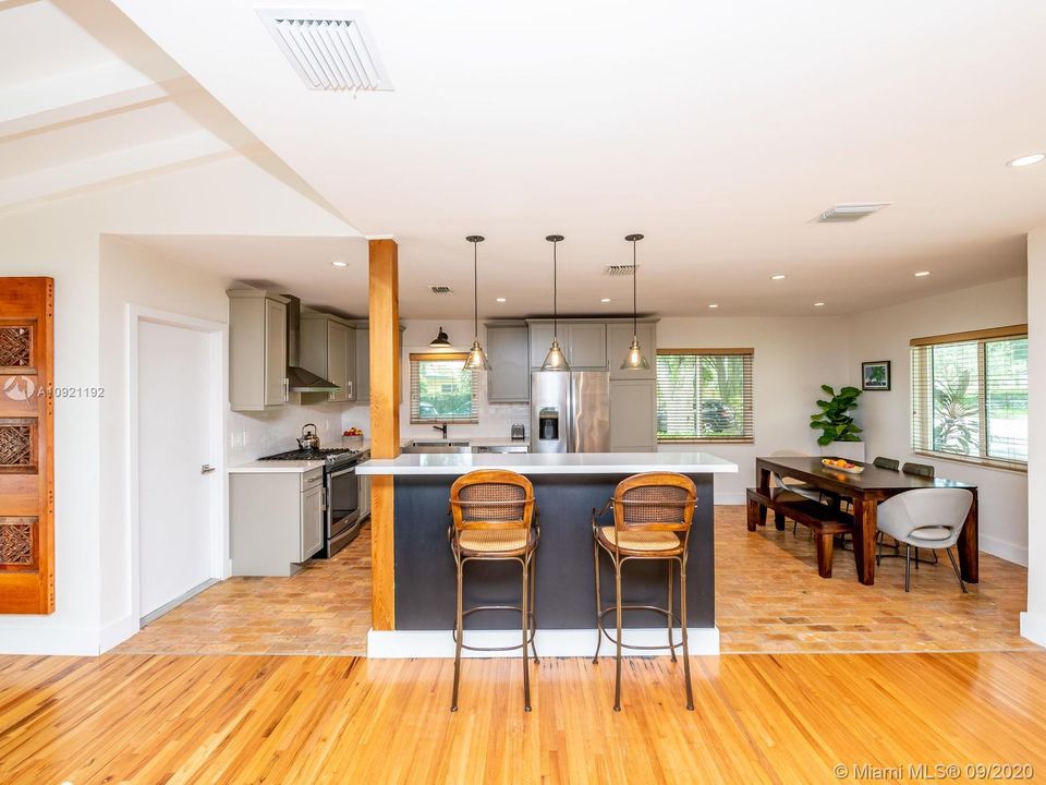 Vendido Recientemente: $672,000 (3 camas, 2 baños, 1798 Pies cuadrados)