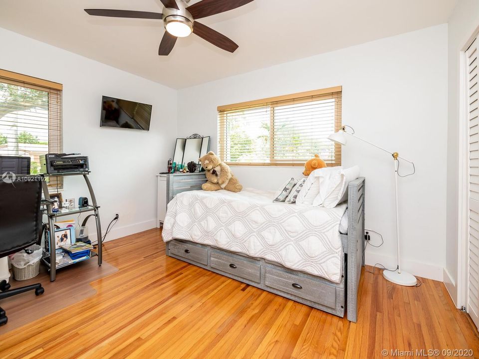 Vendido Recientemente: $672,000 (3 camas, 2 baños, 1798 Pies cuadrados)