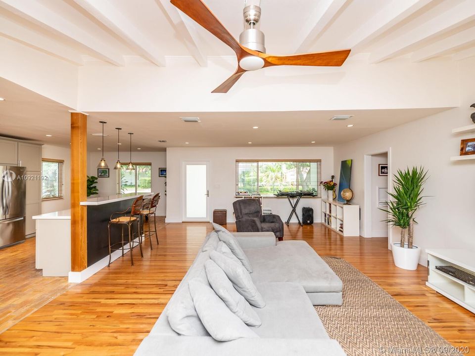 Vendido Recientemente: $672,000 (3 camas, 2 baños, 1798 Pies cuadrados)