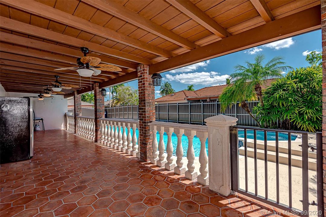 Covered terrace / patio area