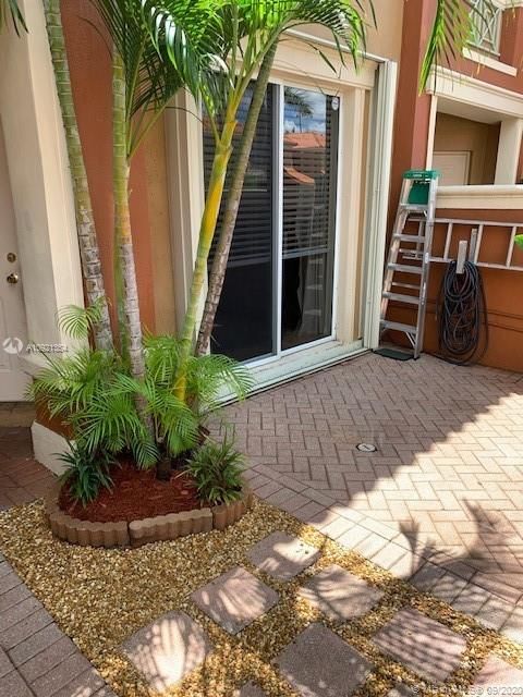 Vendido Recientemente: $259,000 (2 camas, 2 baños, 980 Pies cuadrados)