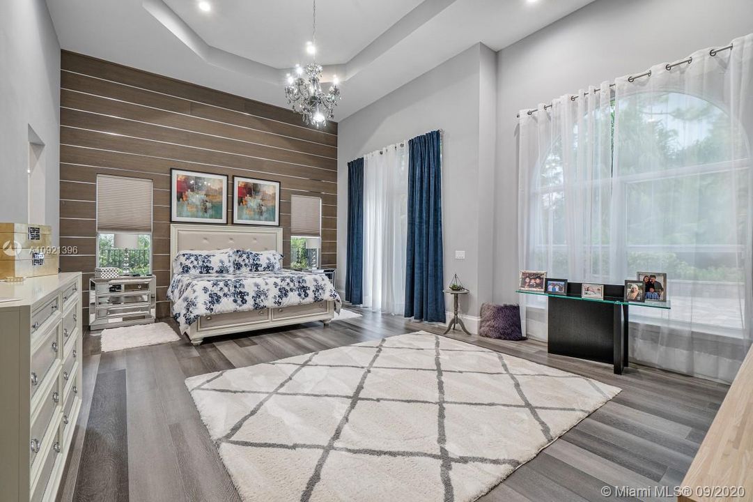 Recently Sold: $1,045,000 (5 beds, 4 baths, 5189 Square Feet)