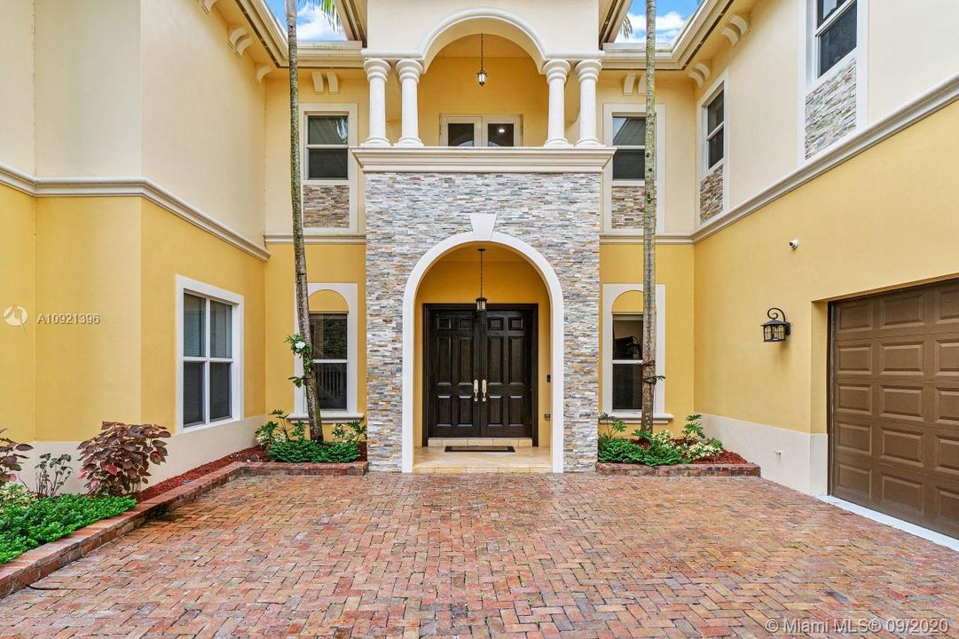 Recently Sold: $1,045,000 (5 beds, 4 baths, 5189 Square Feet)