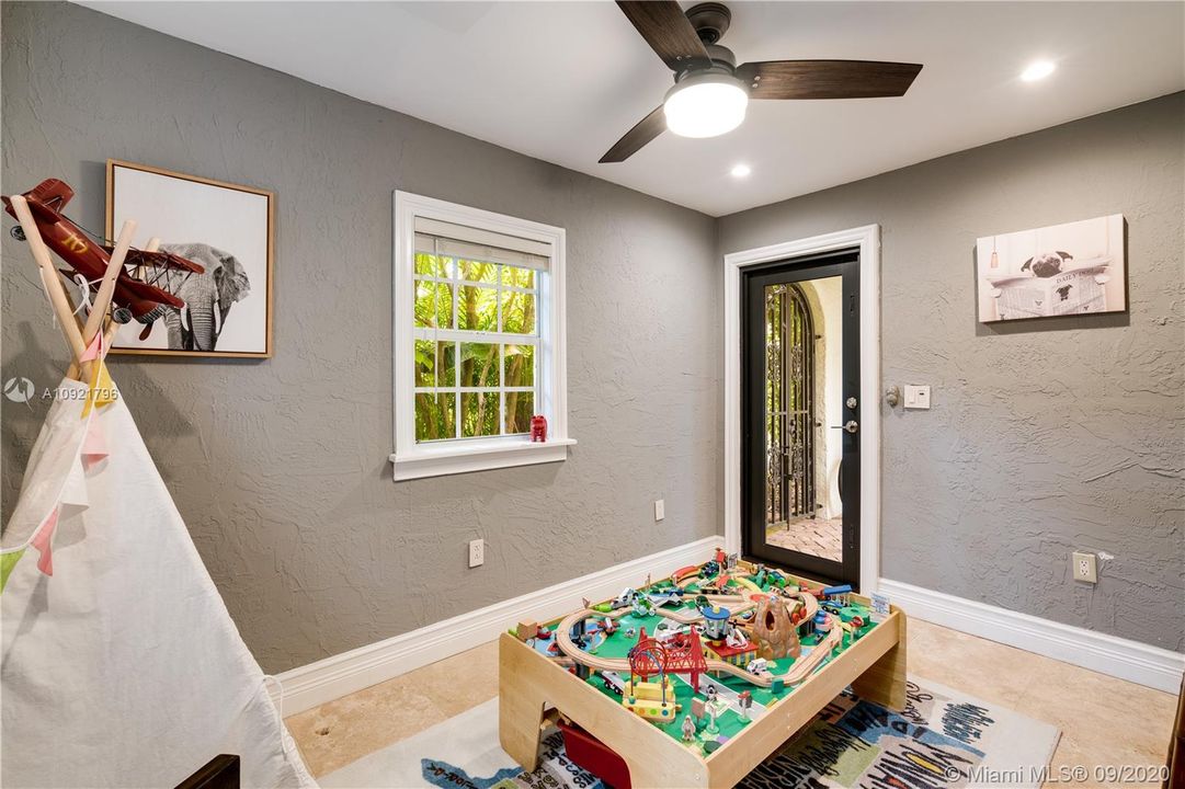 Dettatched 1/1 guest suite