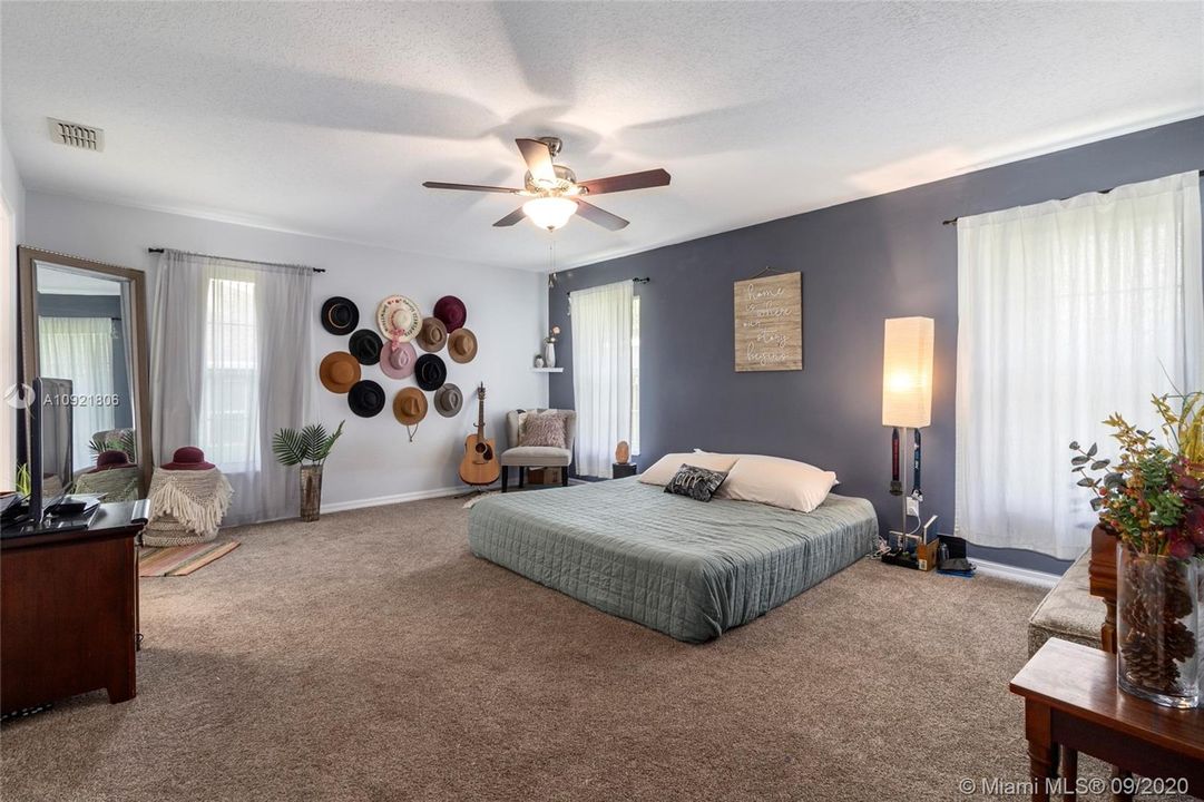 Recently Sold: $219,900 (4 beds, 2 baths, 1908 Square Feet)