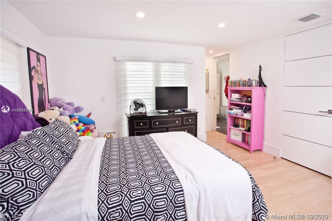 Recently Rented: $15,000 (6 beds, 6 baths, 5693 Square Feet)