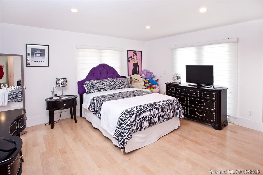 Recently Rented: $15,000 (6 beds, 6 baths, 5693 Square Feet)