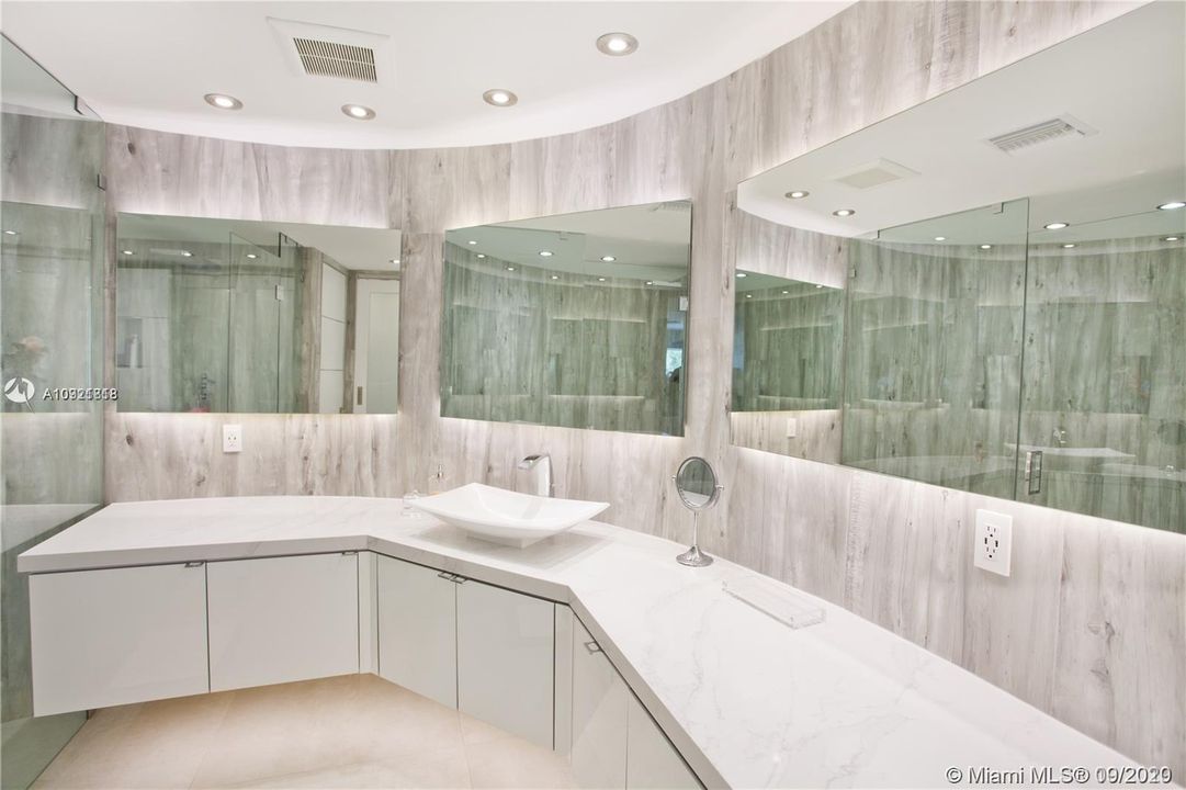 Recently Rented: $15,000 (6 beds, 6 baths, 5693 Square Feet)