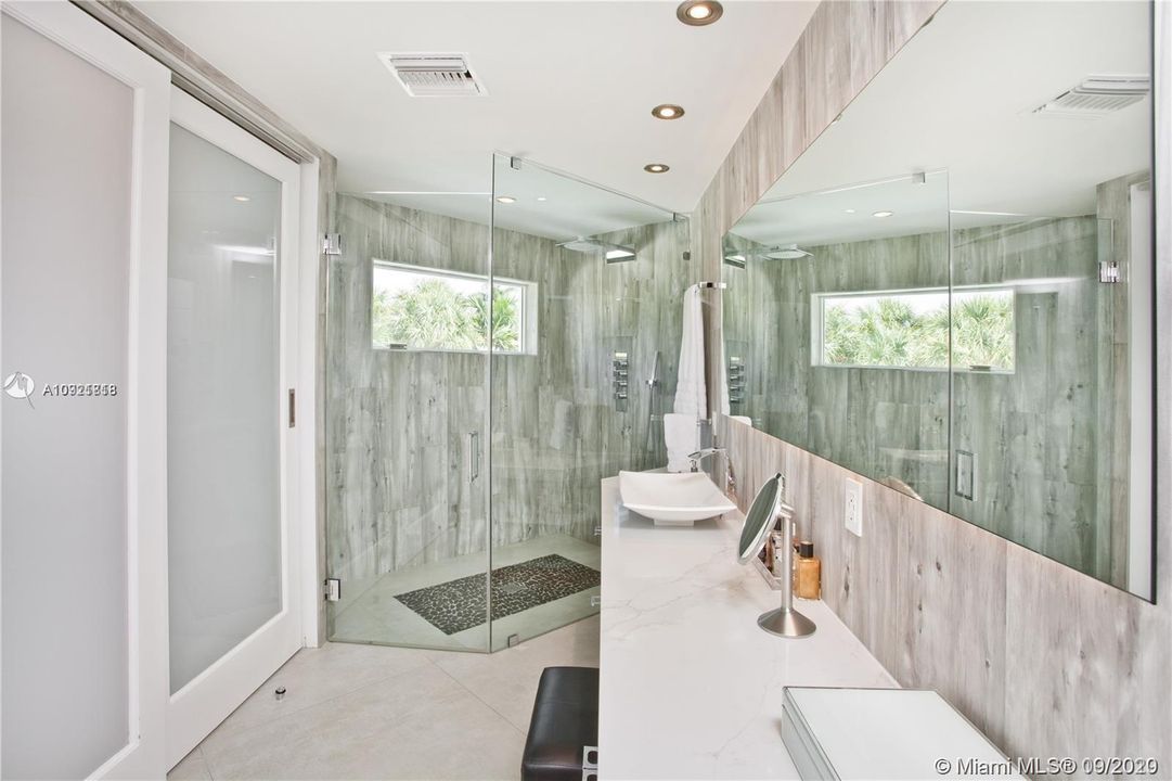 Recently Rented: $15,000 (6 beds, 6 baths, 5693 Square Feet)