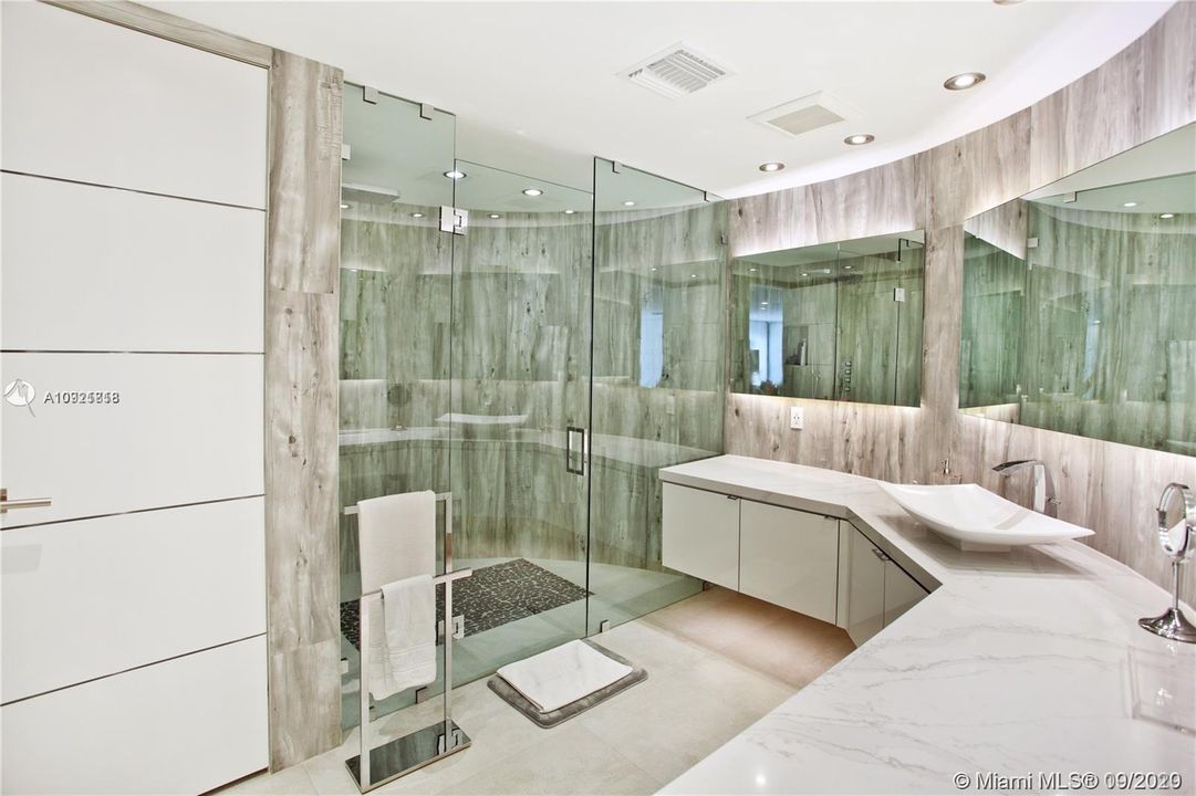 Recently Rented: $15,000 (6 beds, 6 baths, 5693 Square Feet)