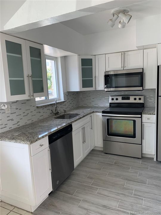 Недавно арендовано: $1,400 (1 спален, 1 ванн, 800 Квадратных фут)