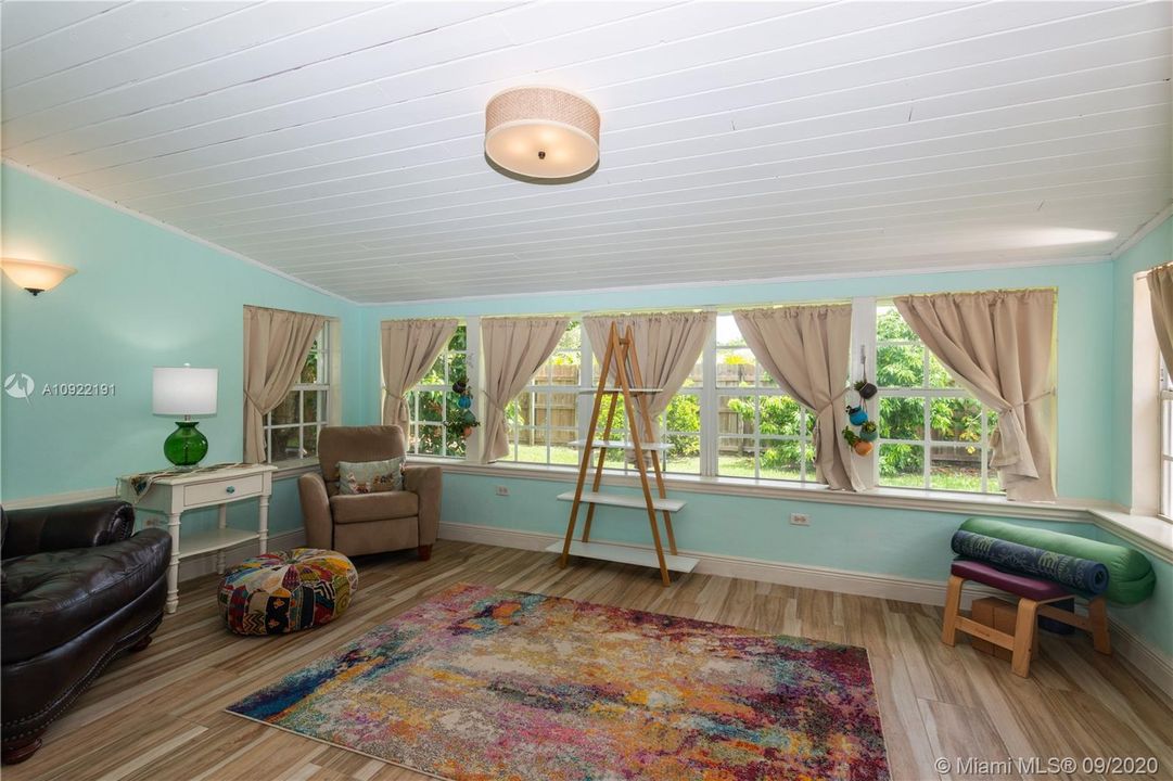 Vendido Recientemente: $369,000 (3 camas, 2 baños, 1746 Pies cuadrados)