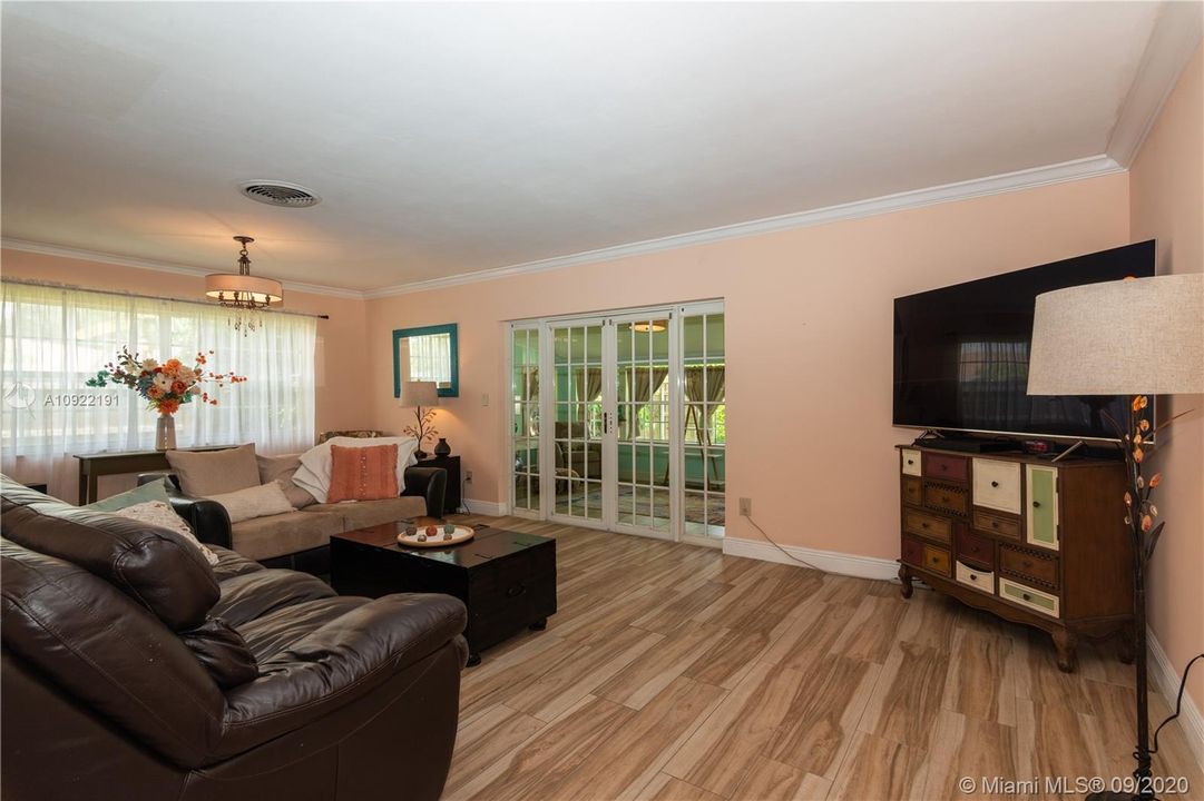 Vendido Recientemente: $369,000 (3 camas, 2 baños, 1746 Pies cuadrados)