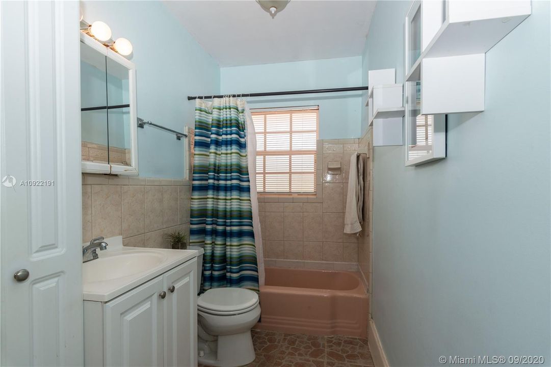 Vendido Recientemente: $369,000 (3 camas, 2 baños, 1746 Pies cuadrados)