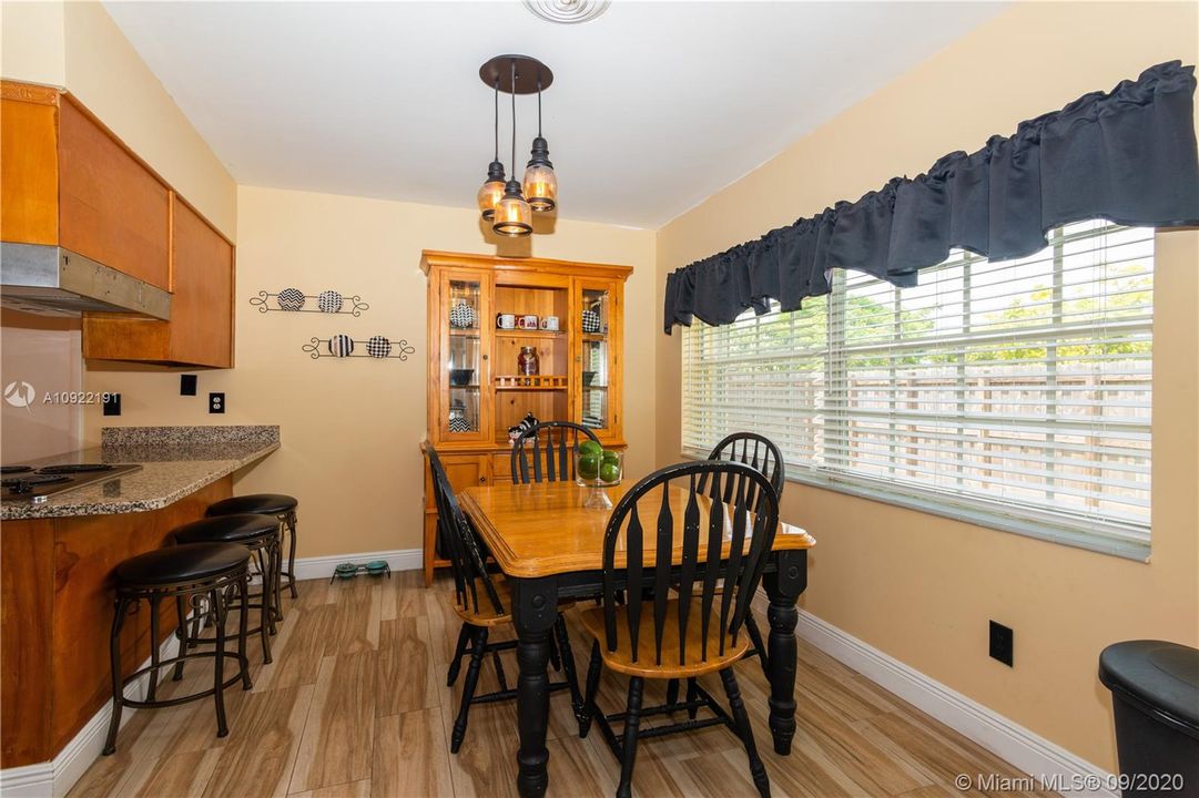 Vendido Recientemente: $369,000 (3 camas, 2 baños, 1746 Pies cuadrados)
