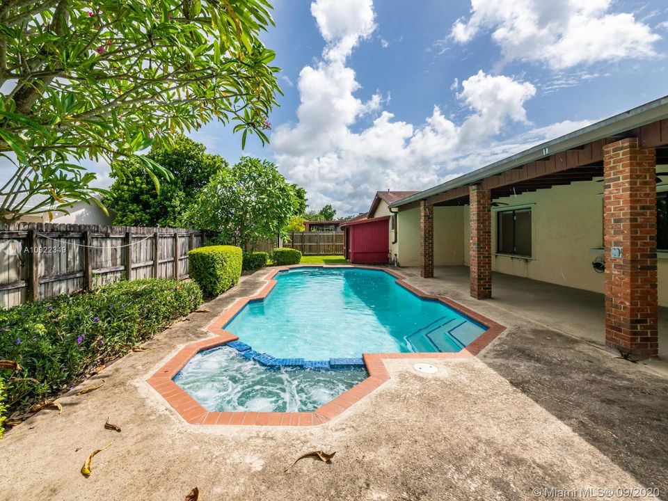 Vendido Recientemente: $410,000 (4 camas, 2 baños, 1919 Pies cuadrados)