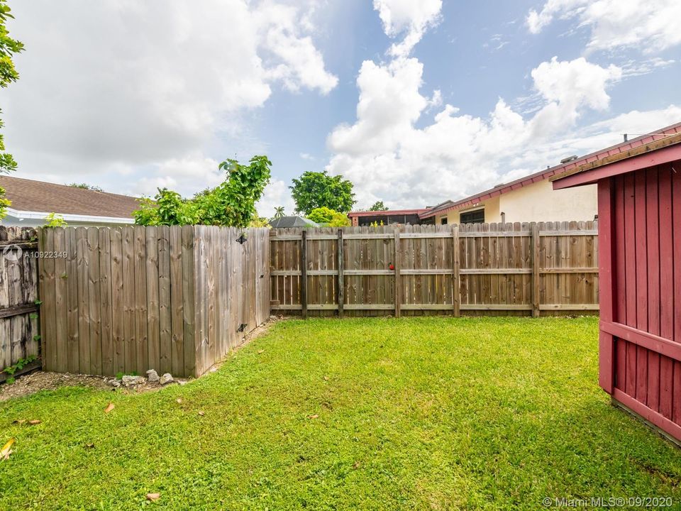 Vendido Recientemente: $410,000 (4 camas, 2 baños, 1919 Pies cuadrados)
