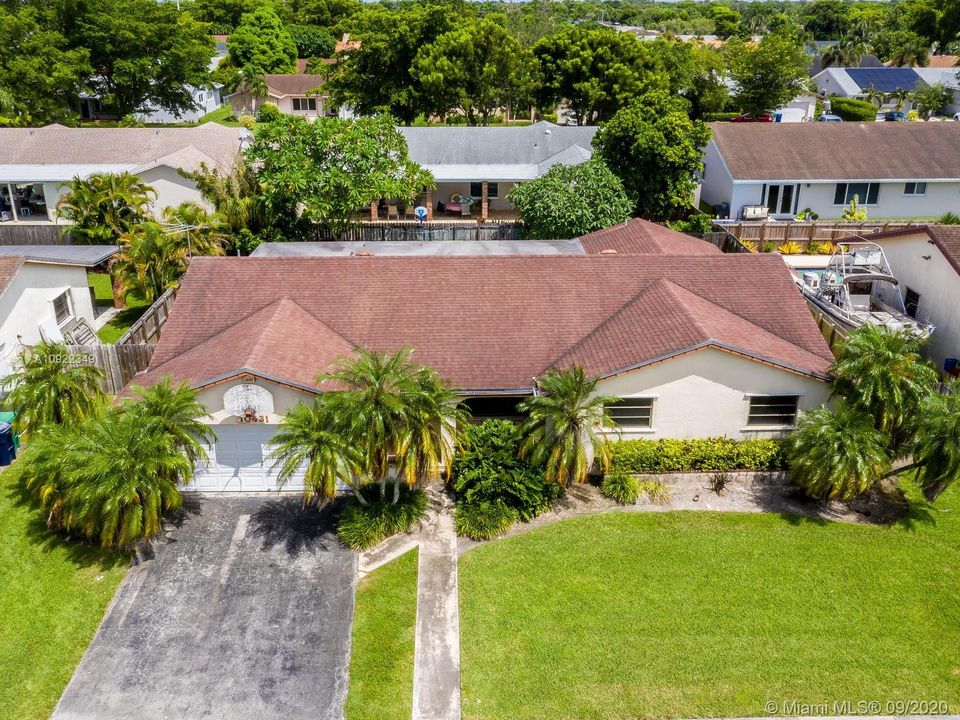 Vendido Recientemente: $410,000 (4 camas, 2 baños, 1919 Pies cuadrados)