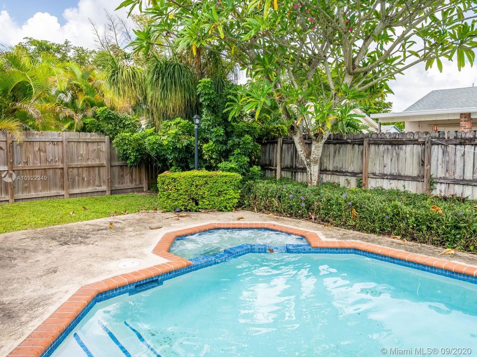 Vendido Recientemente: $410,000 (4 camas, 2 baños, 1919 Pies cuadrados)