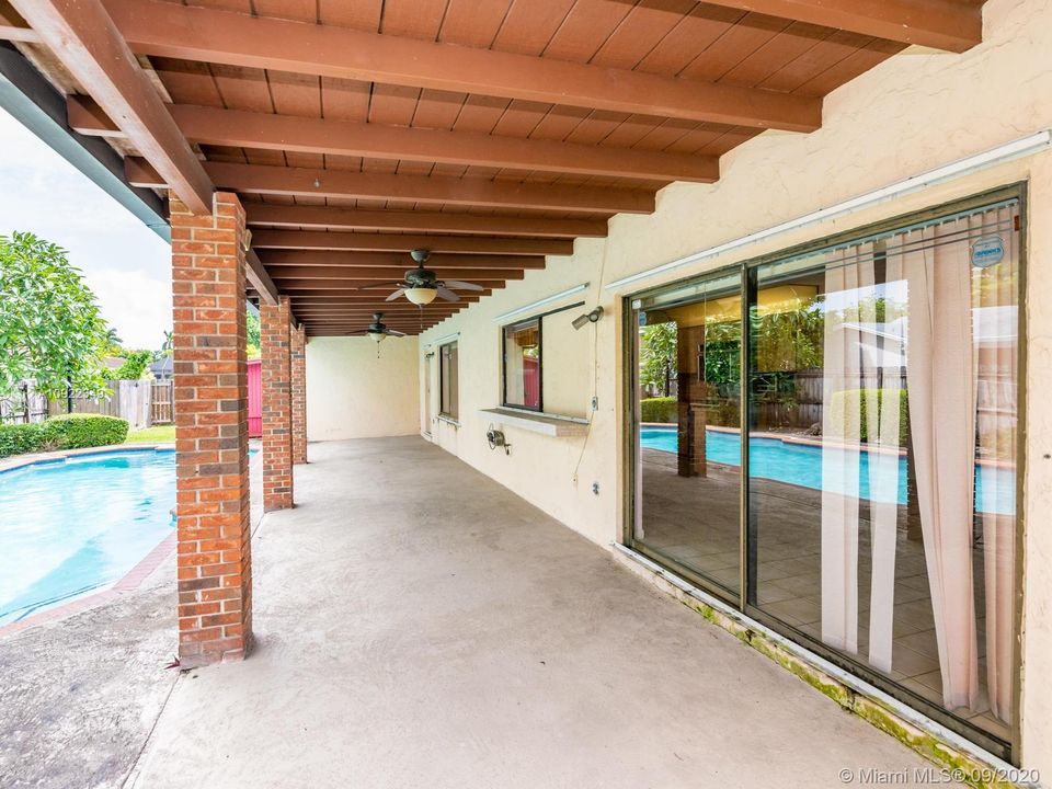 Vendido Recientemente: $410,000 (4 camas, 2 baños, 1919 Pies cuadrados)